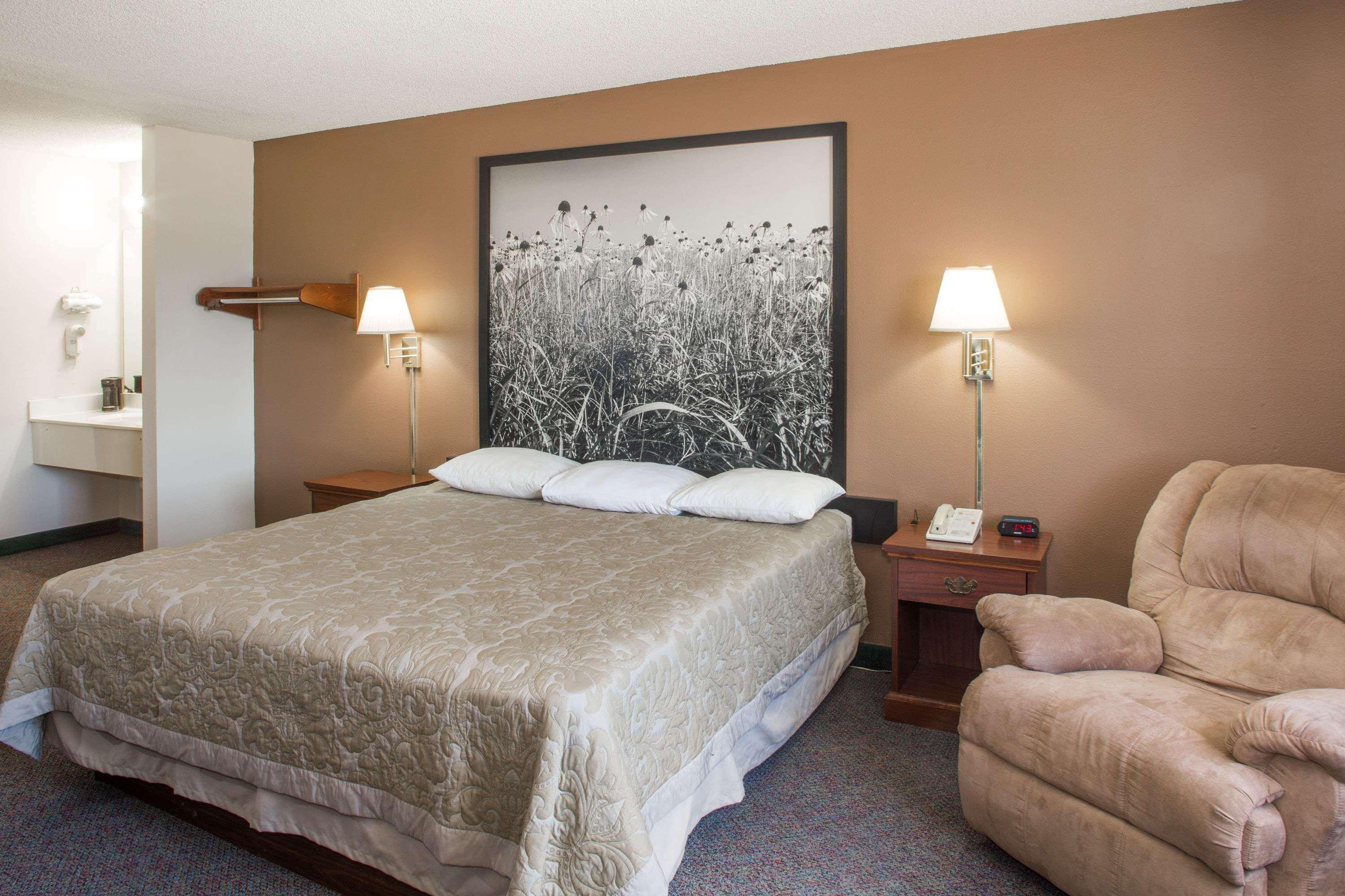 Super 8 By Wyndham Richmond Hotel Buitenkant foto