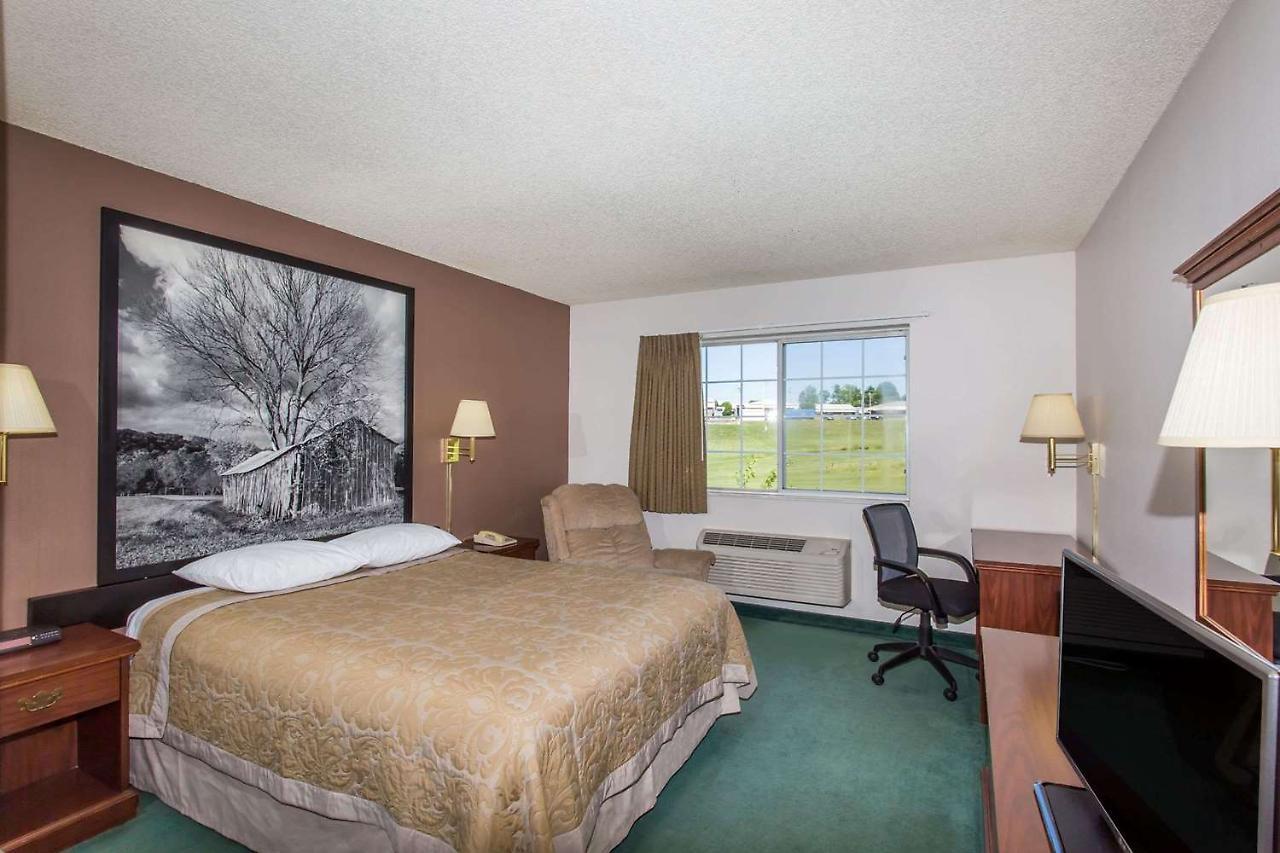 Super 8 By Wyndham Richmond Hotel Buitenkant foto